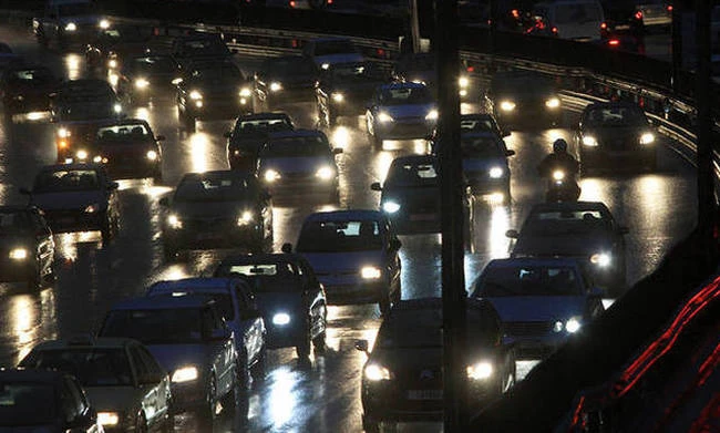 Χαμός τώρα στις Εθνικές οδούς – Εγκαταλείπουν την Αθήνα οι εκδρομείς του τριημέρου